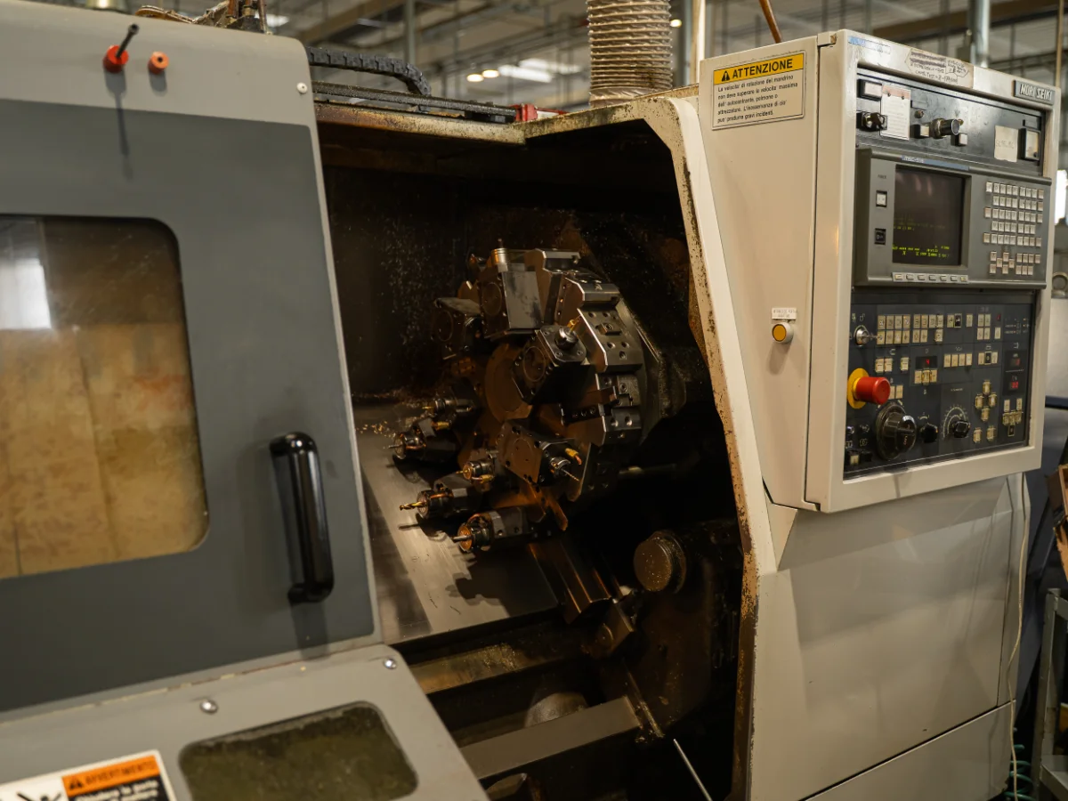 macchina-bianca-per-lavorazioni-metalliche
